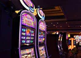 Tampilan dashboard permainan dengan kategori dan pilihan meja live dealer