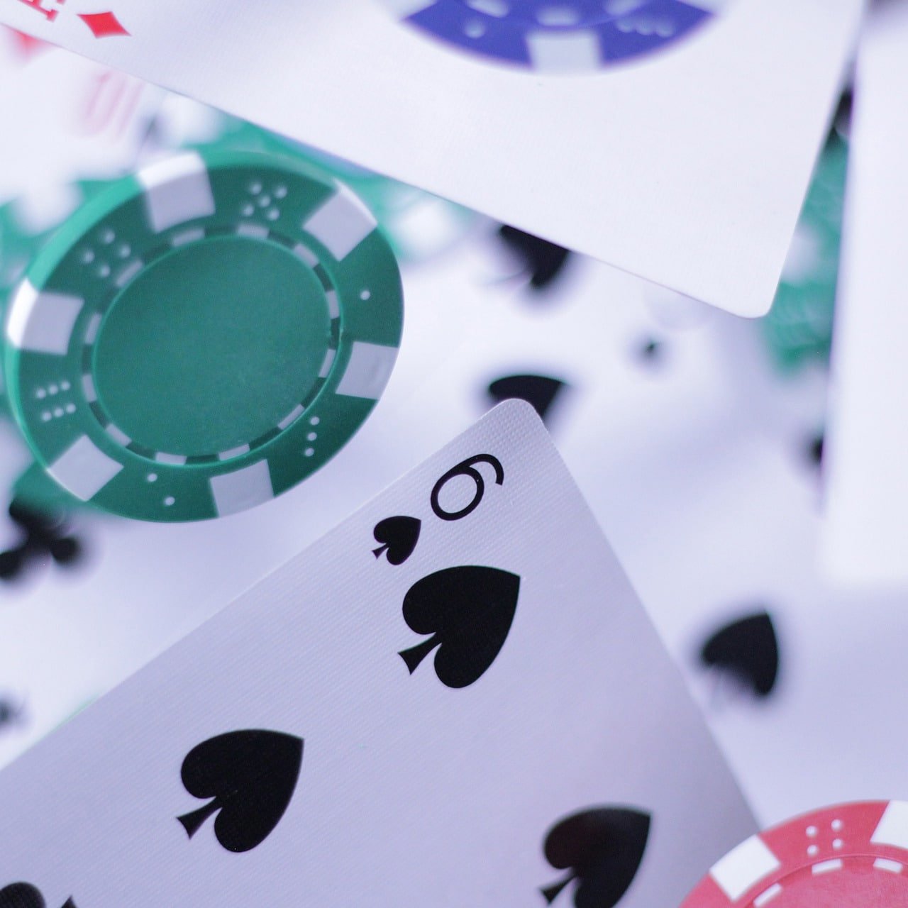 Tampilan meja Live Sic Bo kutu 4d dengan tiga dadu fisik dan dealer profesional di studio multi-kamera